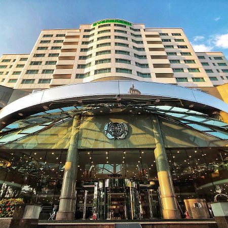 เอเวอร์กรีน เลาเรล โฮเต็ล ไทชุง Hotel ไถจง ภายนอก รูปภาพ The photo shows the exterior of a modern hotel building. The entrance features a large, glass canopy supported by columns, creating a welcoming area. The facade of the hotel is composed of a mix of glass and concrete, with large windows that suggest 