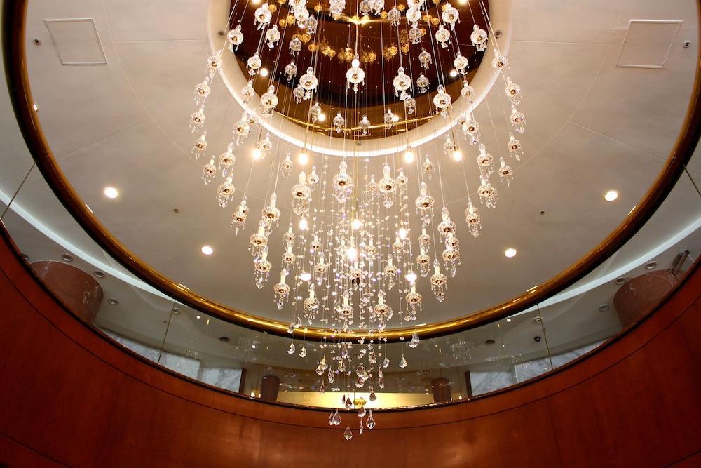 เอเวอร์กรีน เลาเรล โฮเต็ล ไทชุง Hotel ไถจง ภายนอก รูปภาพ The photo shows an elegant chandelier hanging from a ceiling. The chandelier features numerous hanging crystals that reflect light, creating a sparkling effect. The ceiling itself is circular and designed with a smooth surface, accented by a circular