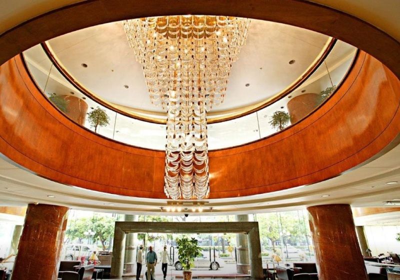 เอเวอร์กรีน เลาเรล โฮเต็ล ไทชุง Hotel ไถจง ภายนอก รูปภาพ The photo shows the interior of a lobby, featuring a large, elegant chandelier hanging from a circular ceiling. The design incorporates warm wooden tones and modern architectural elements. The space is open and airy, with large glass windows allowing