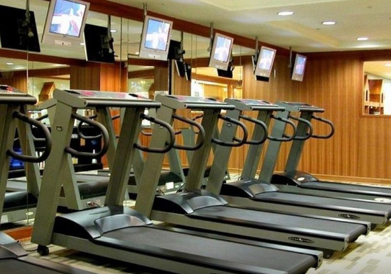 เอเวอร์กรีน เลาเรล โฮเต็ล ไทชุง Hotel ไถจง ภายนอก รูปภาพ The photo shows a fitness area with several treadmills lined up in front of a wall of mirrors. Each treadmill is equipped with a console and has screens above them, likely displaying workout information or entertainment. The interior has a modern des