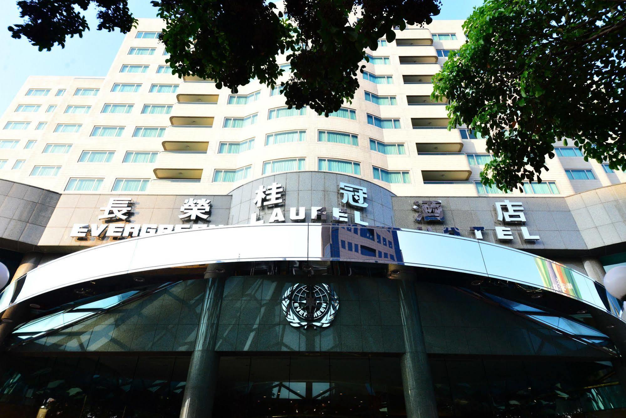 เอเวอร์กรีน เลาเรล โฮเต็ล ไทชุง Hotel ไถจง ภายนอก รูปภาพ The photo shows the facade of a hotel building, prominently featuring the name "Evergreen Laurel Hotel" displayed in large, visible lettering. The structure is modern with multiple floors, and large windows that suggest a spacious interior. The entra