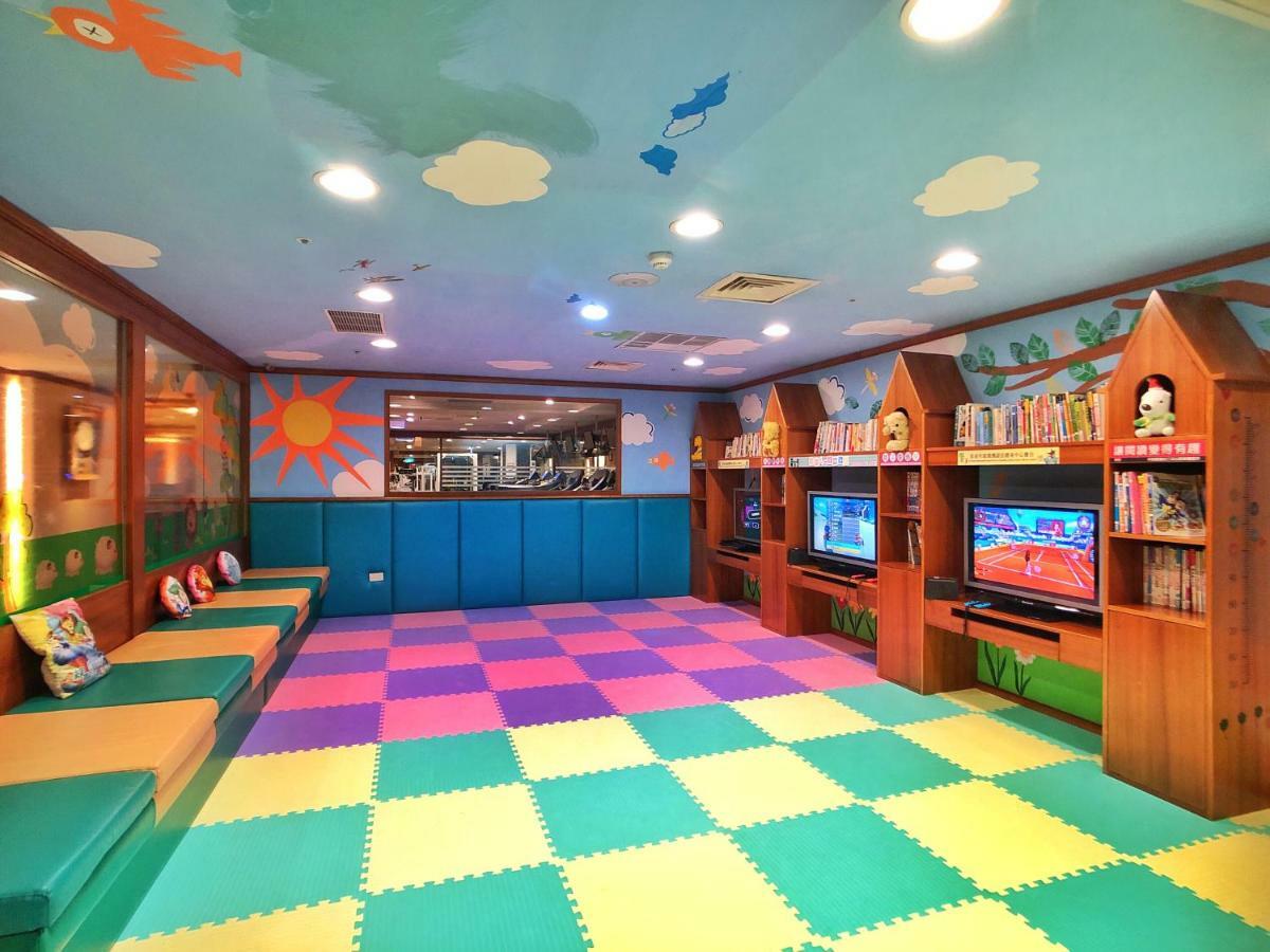 เอเวอร์กรีน เลาเรล โฮเต็ล ไทชุง Hotel ไถจง ภายนอก รูปภาพ The photo shows a brightly colored children's playroom or activity area. The floor is covered with large colorful tiles in shades of blue, green, yellow, and pink, creating a playful pattern. The walls have cheerful decorations, including sun and clo