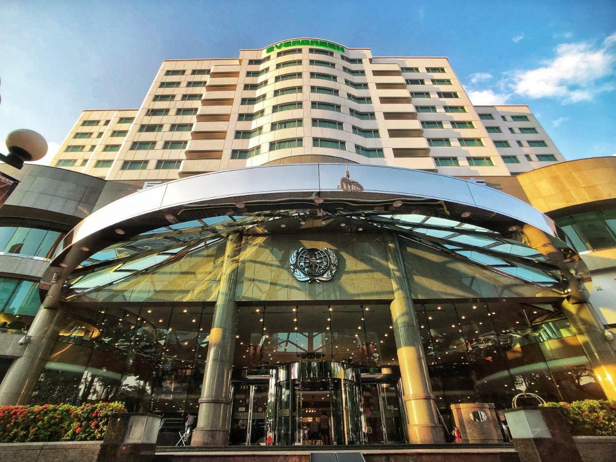 เอเวอร์กรีน เลาเรล โฮเต็ล ไทชุง Hotel ไถจง ภายนอก รูปภาพ The photo shows the exterior of a modern hotel building. The entrance features a large, glass canopy supported by columns, creating a welcoming area. The facade of the hotel is composed of a mix of glass and concrete, with large windows that suggest 