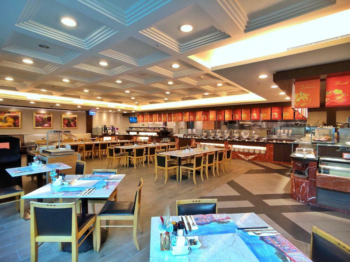 เอเวอร์กรีน เลาเรล โฮเต็ล ไทชุง Hotel ไถจง ภายนอก รูปภาพ The photo shows the interior of a restaurant. The dining area features several tables with chairs arranged neatly. The flooring has a contemporary design, and the ceiling is structured with a coffered pattern. There is a buffet area along one wall wi
