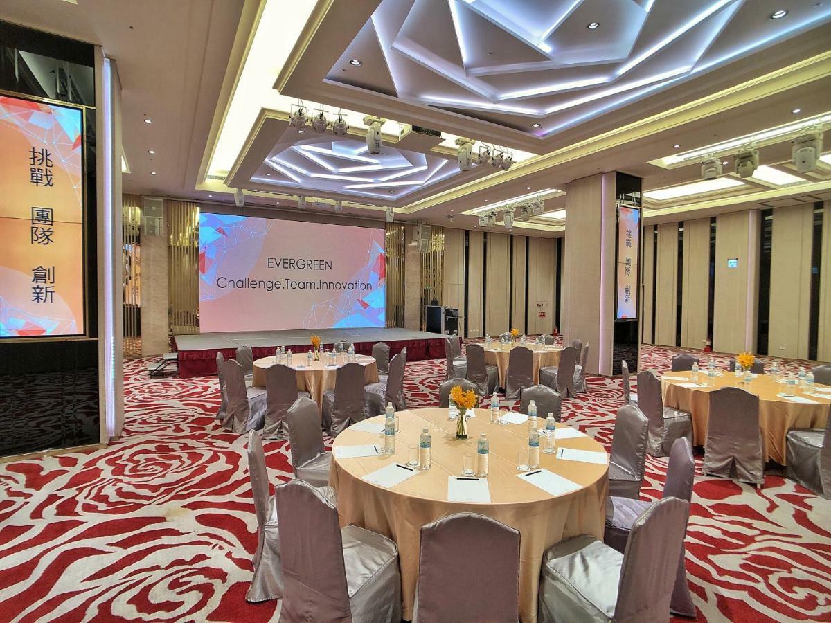 เอเวอร์กรีน เลาเรล โฮเต็ล ไทชุง Hotel ไถจง ภายนอก รูปภาพ The photo shows a conference or event space set up for a gathering. The room features several round tables with light-colored tablecloths and chairs, each with decoration, possibly for dining or discussion. A large screen displays the text "EVERGREEN