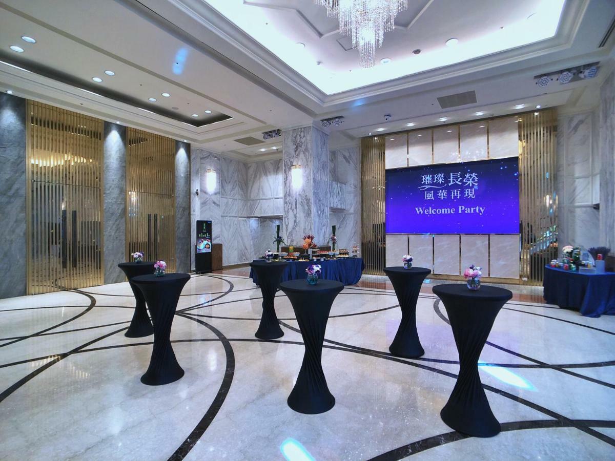 เอเวอร์กรีน เลาเรล โฮเต็ล ไทชุง Hotel ไถจง ภายนอก รูปภาพ The photo depicts a spacious and elegantly decorated event space, likely set up for a welcome party. The room features polished marble flooring and tall ceilings, giving it a sophisticated atmosphere. In the center, several round tables with black ta