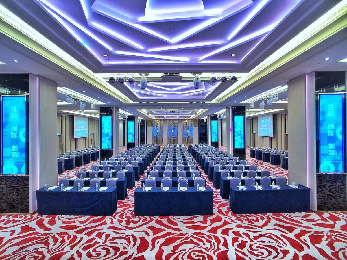 เอเวอร์กรีน เลาเรล โฮเต็ล ไทชุง Hotel ไถจง ภายนอก รูปภาพ The photo shows a large conference or seminar room set up for an event. The space features rows of tables and chairs arranged neatly, likely for attendees to participate in discussions or presentations. The room is well-lit with modern, colorful ligh