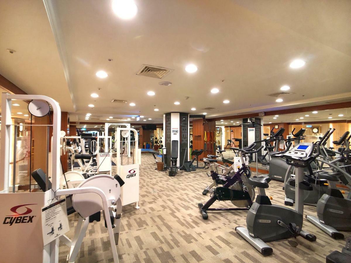 เอเวอร์กรีน เลาเรล โฮเต็ล ไทชุง Hotel ไถจง ภายนอก รูปภาพ The photo shows a spacious gym interior equipped with various exercise machines. There are cardio machines like stationary bikes and elliptical trainers, as well as strength training equipment such as weight machines. The gym has a clean and modern d