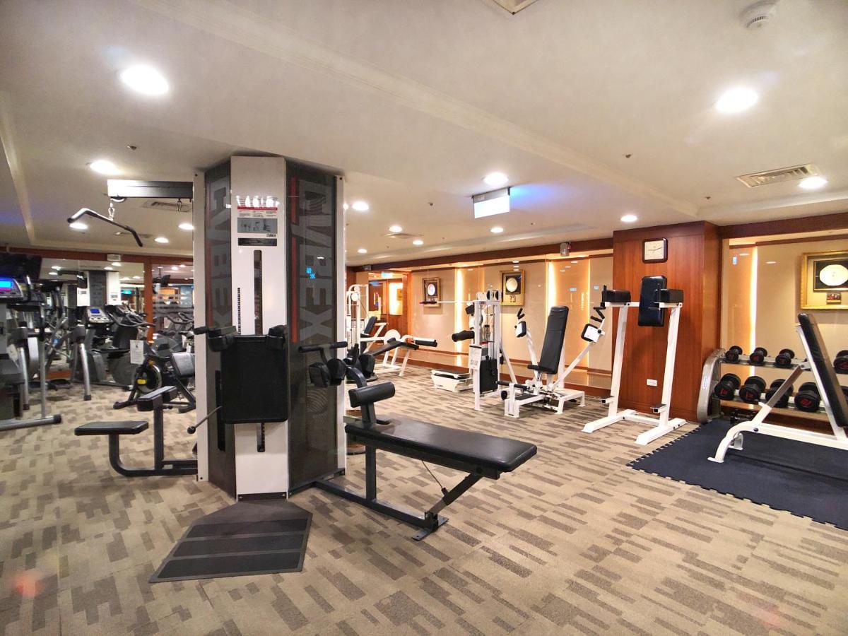 เอเวอร์กรีน เลาเรล โฮเต็ล ไทชุง Hotel ไถจง ภายนอก รูปภาพ The photo shows an indoor gym or fitness area. It features various workout equipment, including:

- A multi-station gym machine in the center for strength training.
- Weight benches and free weights organized on shelves.
- Cardio equipment, likely tr