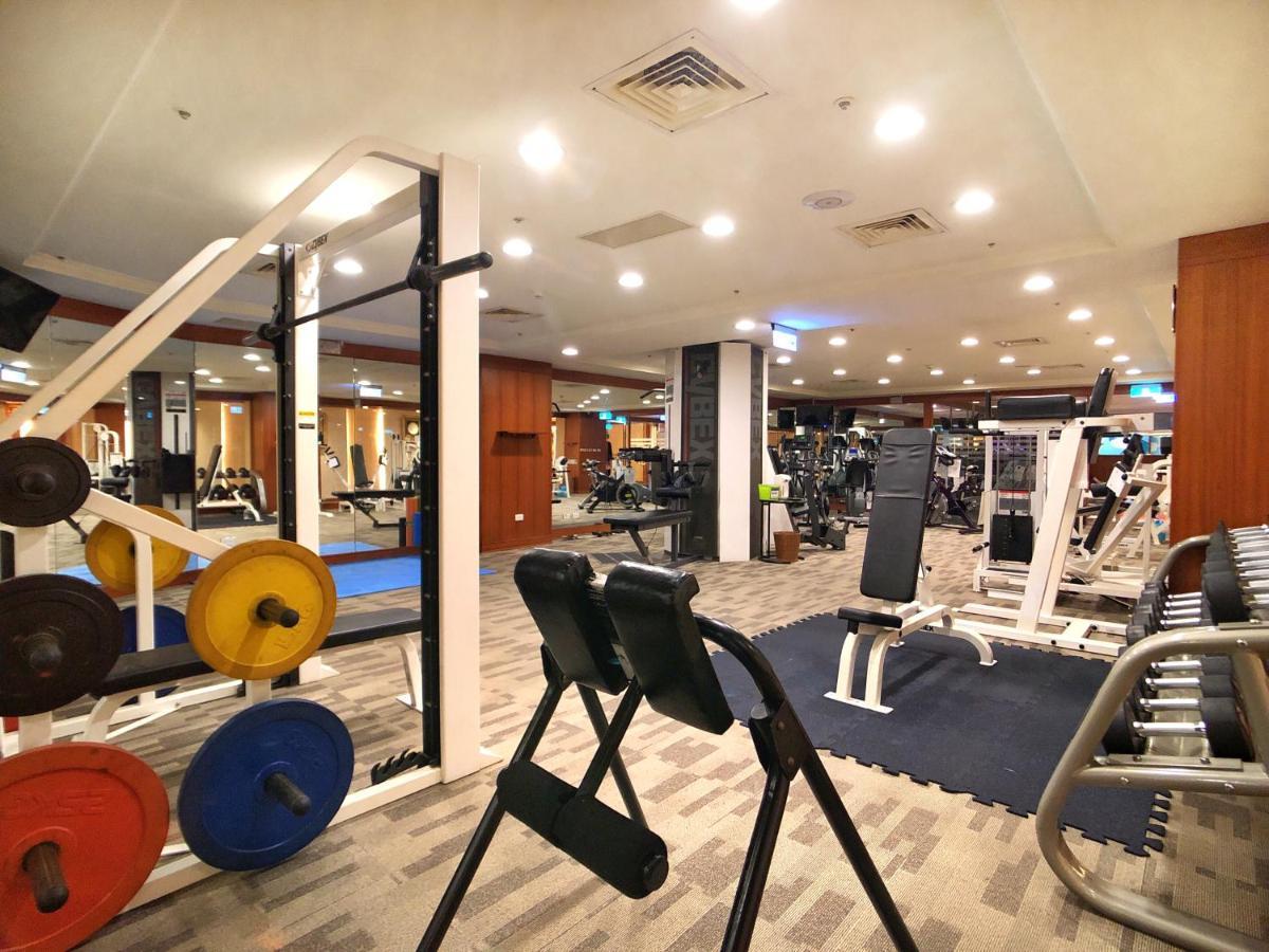 เอเวอร์กรีน เลาเรล โฮเต็ล ไทชุง Hotel ไถจง ภายนอก รูปภาพ The photo shows a gym interior with various workout equipment. On the left, there are weights of different colors stacked on a weight rack. In the foreground, there's a bench for exercises, and in the background, multiple machines for strength traini